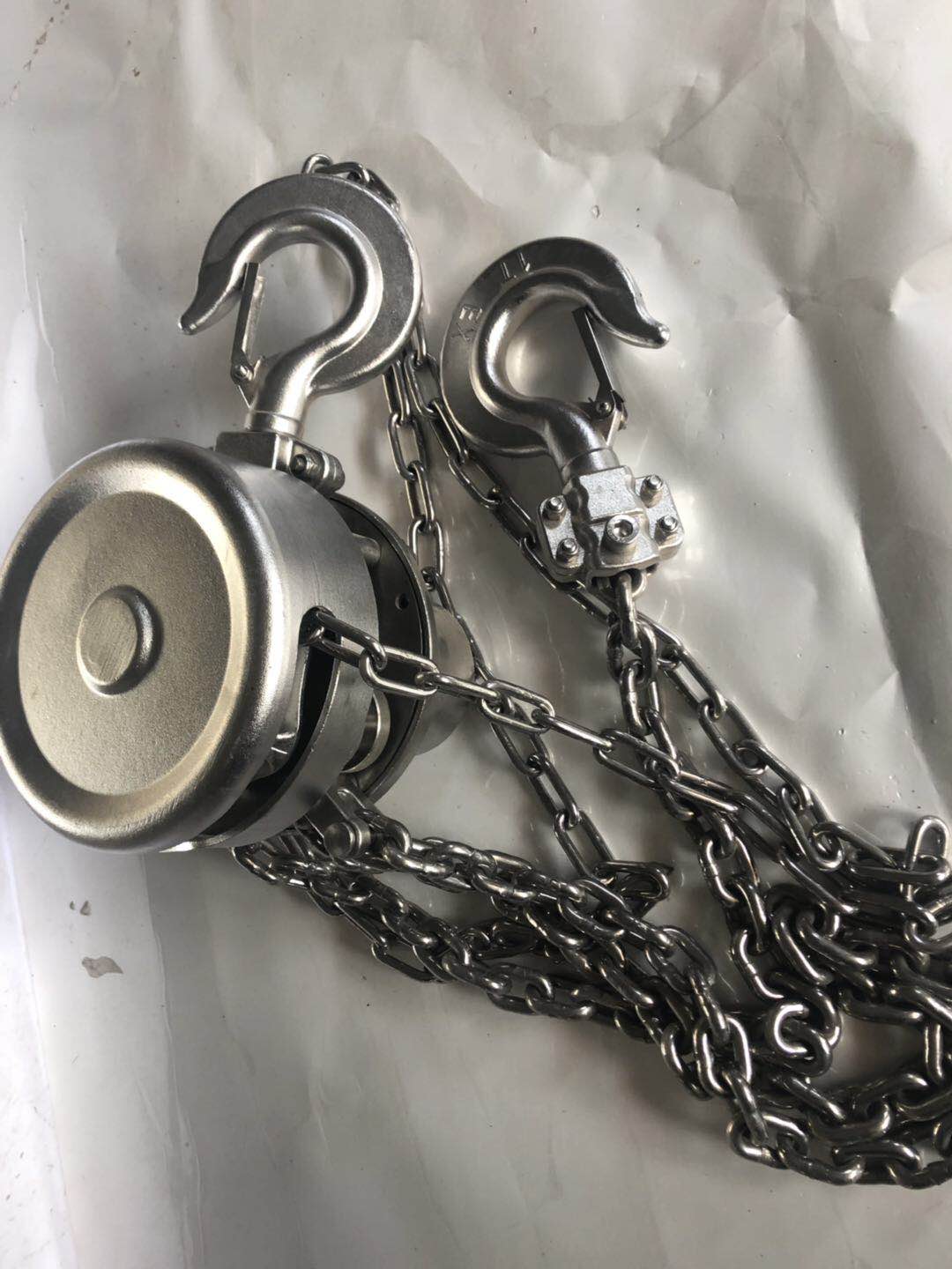 不銹鋼手拉葫蘆材質(zhì)是304嗎？化工食品污水處理廠用哪種手拉葫蘆？